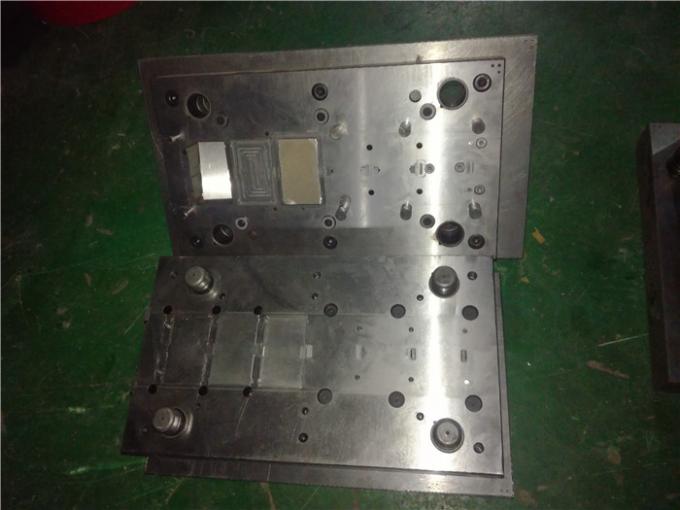 La presse progressive de rivet meurt deux précision en aluminium du radiateur emboutie par cavités 0.003mm 0
