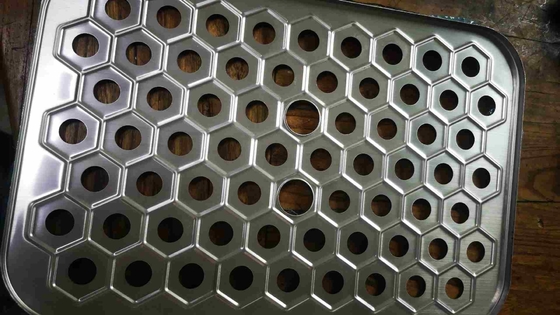 Les fabricants fournissent des plaques de fer perforé galvanisées en treillis hexagonal hexagonal