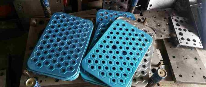 Les fabricants fournissent des plaques de fer perforé galvanisées en treillis hexagonal hexagonal 0