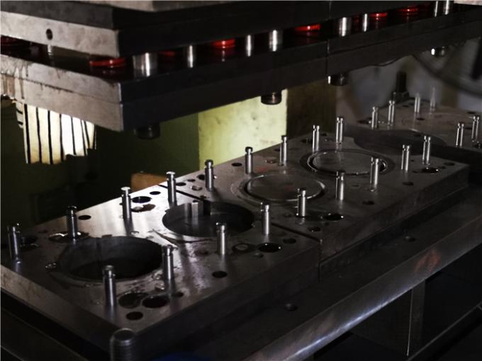 La presse très efficace usine le métal emboutissant la production de pièces des composants pressés et pliés 0